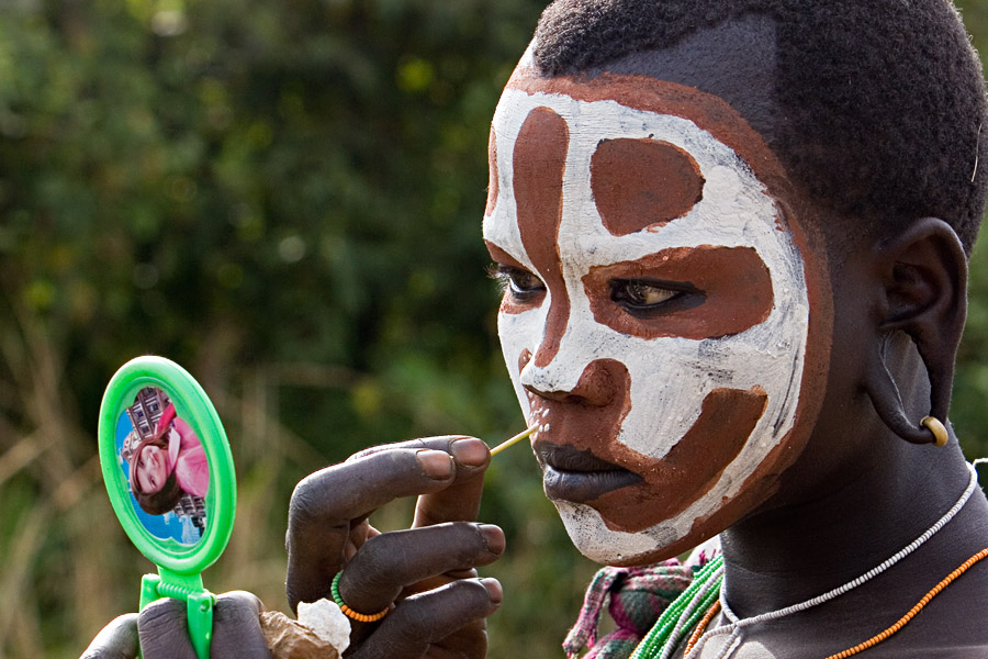 105   Surma girl put up adornement